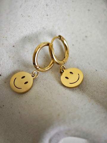 Runde Huggie Ohrringe in Gold mit Smiley Plättchen