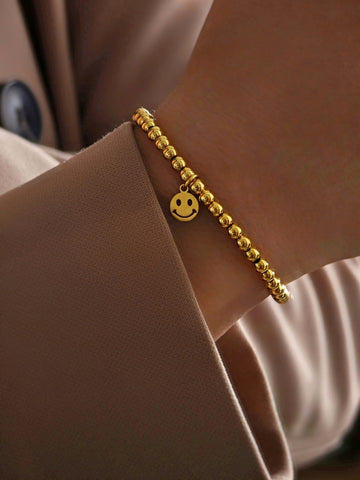 Smiley Perlenarmband in gold mit 4mm Edelstahl Perlen auf ein Gummiband gezogen für Frauen von Lymaja Jewelry