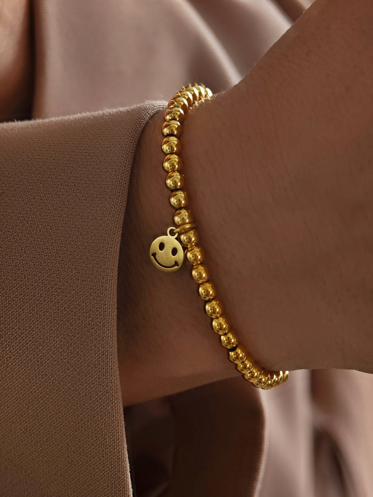 Smiley Perlenarmband in gold mit 4mm Edelstahl Perlen auf ein Gummiband gezogen für Frauen von Lymaja Jewelry