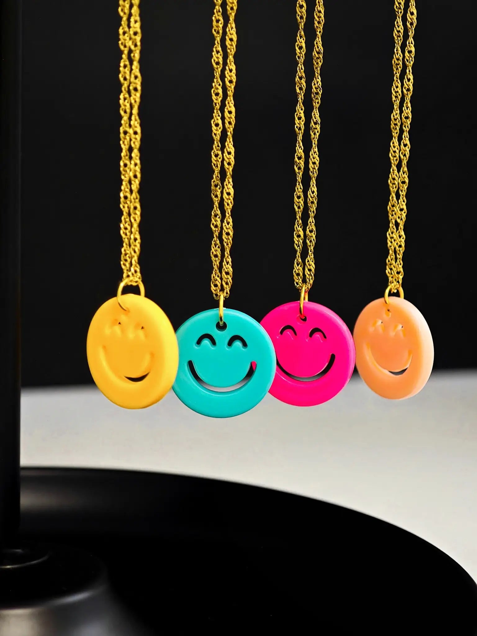 Goldene Halskette mit buntem Kunststoff-Smiley Anhänger in Pink, Gelb, Türkis und Koralle