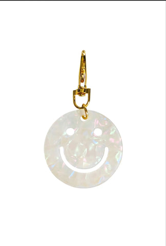 Weisser Perlmutt Smiley Schlüsselanhänger aus Acryl mit Gold-Karabiner von LYMAJA 