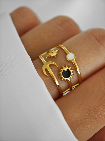 Sonne Mond und Sterne Ring mit einem schwarzen und weissen Stein aus Edelstahl von Lymaja Jewelry