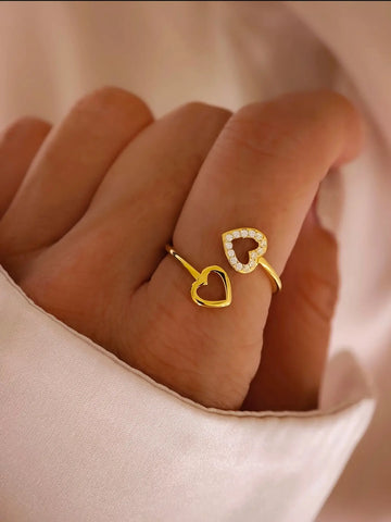 Moderner, offener Wrap-Ring aus goldfarbenem Edelstahl mit zwei Herzen, wovon eines mit funkelnden Zirkona-Steinen besetzt ist