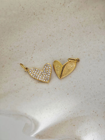 Herzförmiger Charm mit feinen Zirkon Steinen, vergoldet