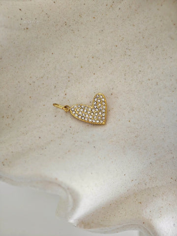 Herzförmiger Charm mit feinen Zirkon Steinen, vergoldet