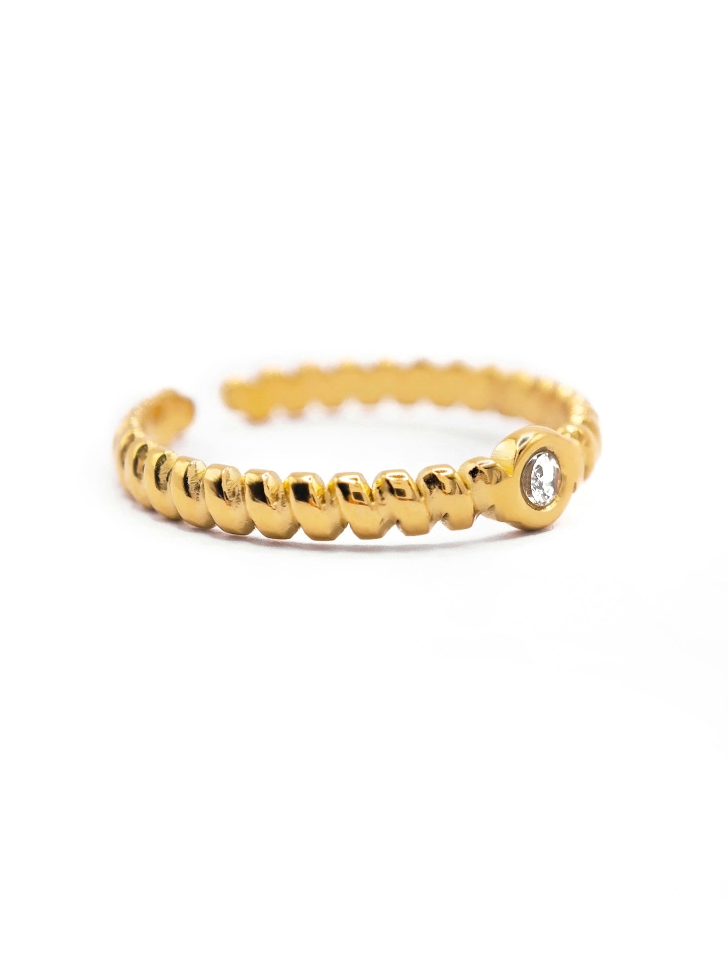 Sparkling Twist Ring in Gold aus 18k vergoldetem Edelstahl mit funkelndem Cubic Zirkonia Stein verstellbar