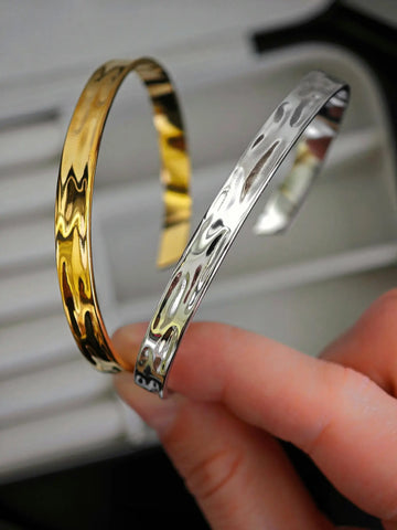 Stream Wave Armreif in silber und gold mit einem stromförmigen Wellen Muster verstellbar aus Edelstahl für Männer von Lymaja Jewelry