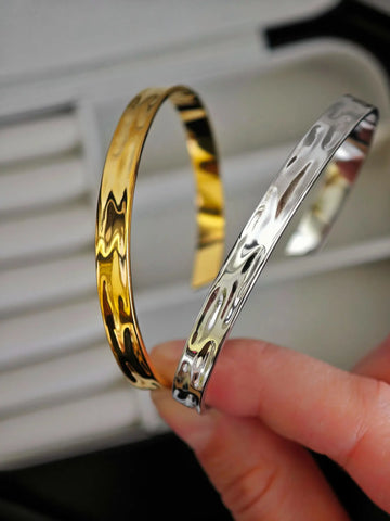 Stream Wave Armreif in silber und gold mit einem stromförmigen Wellen Muster verstellbar aus Edelstahl für Männer von Lymaja Jewelry
