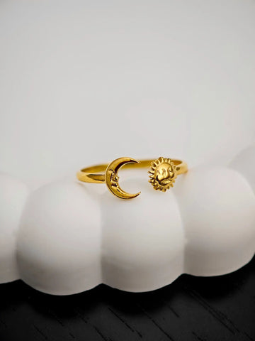 Verstellbarer Goldring mit einer Sonne und einem Mond als Symbol - Lymaja Jewerly