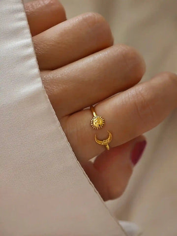Verstellbarer Goldring mit einer Sonne und einem Mond als Symbol - Lymaja Jewerly