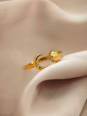 Verstellbarer Goldring mit einer Sonne und einem Mond als Symbol - Lymaja Jewerly