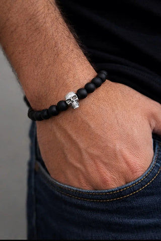 Silberner Totenkopf Perlenarmband für Männer aus schwarzen Onyx Natursteinperlen von Lymaja Jewelry 