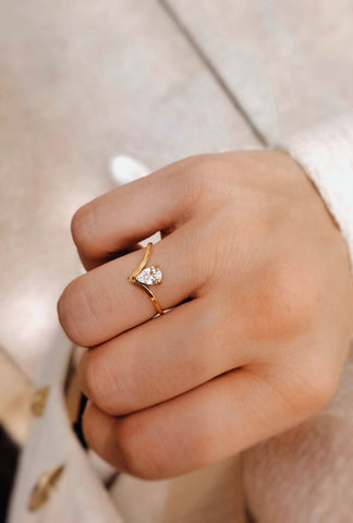 Tropfen Zirkon Ring mit einem Zirkon Stein in gold aus Edelstahl von Lymaja Jewelry 