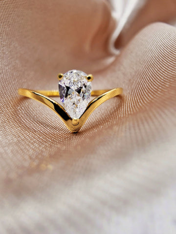 Tropfen Zirkon Ring mit einem Zirkon Stein in gold aus Edelstahl von Lymaja Jewelry 
