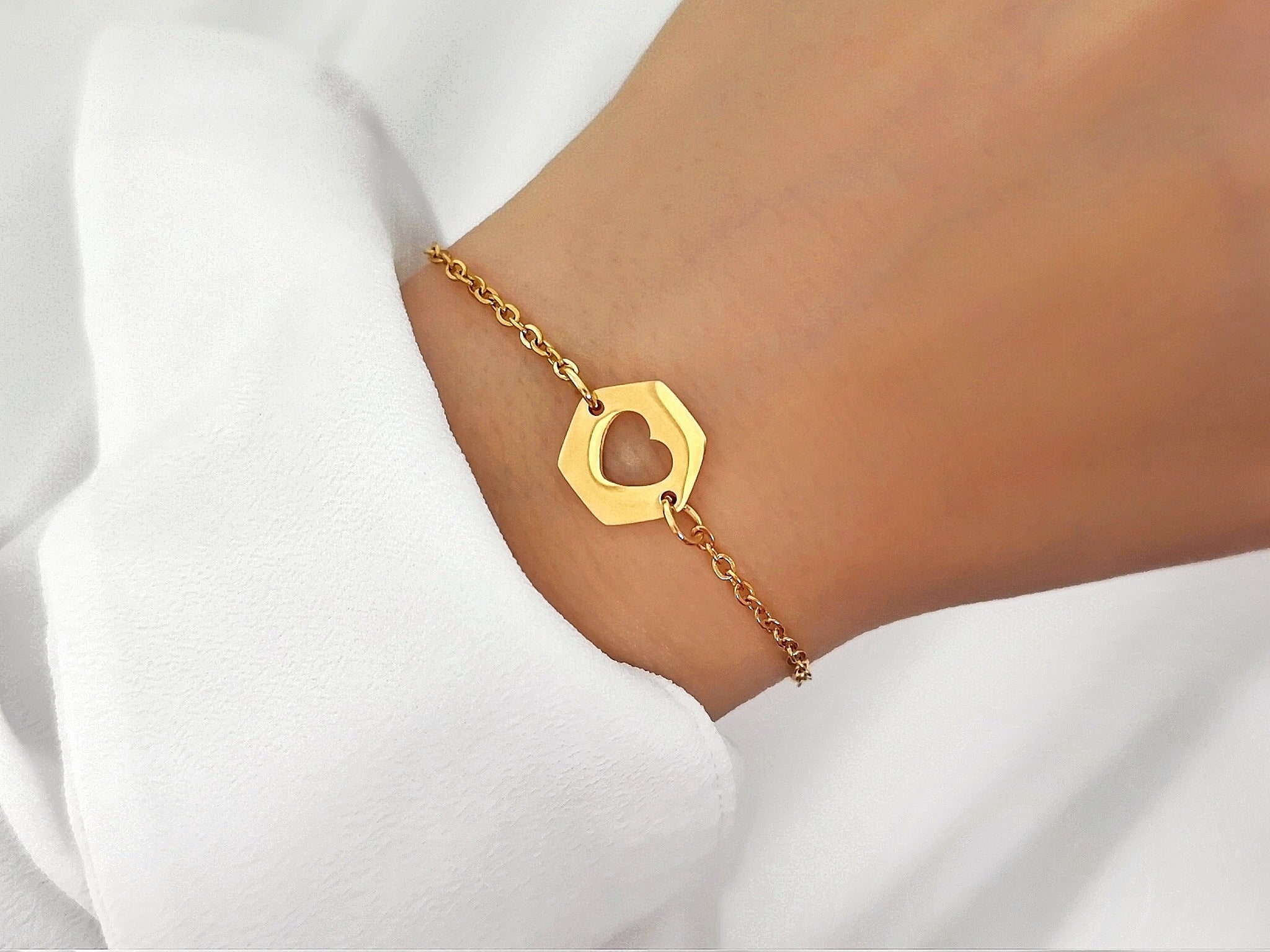 Filigrane True Heart Armkette aus 18k vergoldetem Edelstahl von LYMAJA mit einem modernen Hexagon-Element und ausgestanztem Herz-Cut-out.