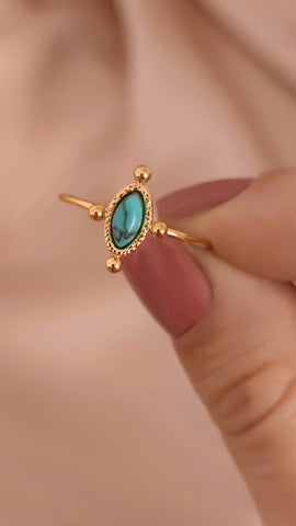 Türkiser Vintage Ring in gold mit einem türkis blauen Naturstein und einem eleganten Muster verstellbar für Frauen aus Edelstahl 18k vergoldet von Lymaja Jewelry