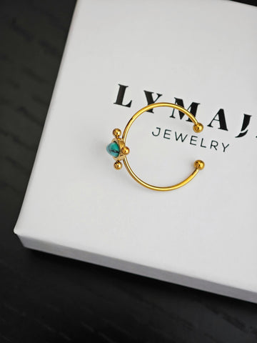 Türkiser Vintage Ring in gold mit einem türkis blauen Naturstein und einem eleganten Muster verstellbar für Frauen aus Edelstahl 18k vergoldet von Lymaja Jewelry