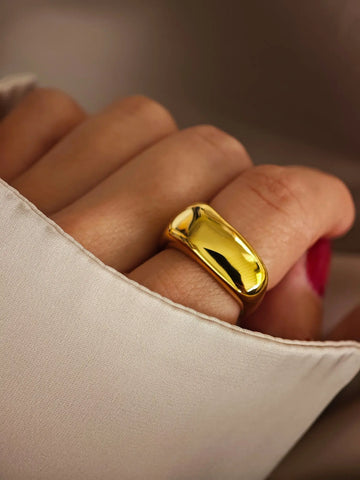 Valora Ring in Gold aus 18K vergoldetem 316L Edelstahl im massiven geometrischen Look am Finger