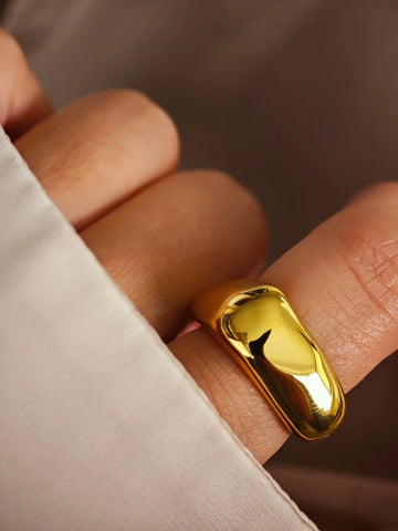 Valora Ring in Gold aus 18K vergoldetem 316L Edelstahl im massiven geometrischen Look am Finger