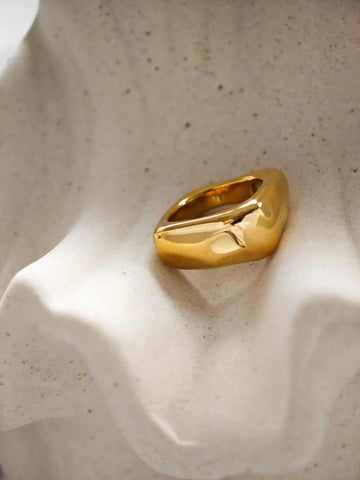 Valora Ring in Gold aus 18K vergoldetem 316L Edelstahl im massiven geometrischen von LYMAJA
