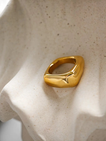 Valora Ring in Gold aus 18K vergoldetem 316L Edelstahl im massiven geometrischen von LYMAJA