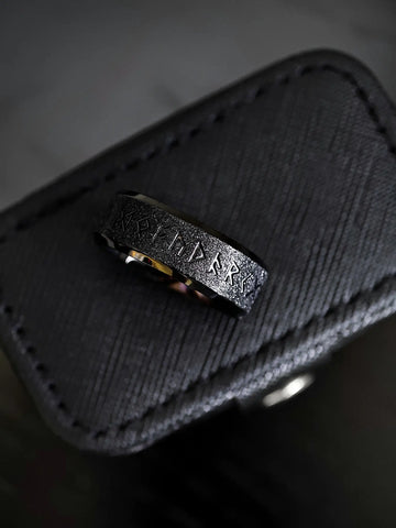 Schwarzer Viking Runen Ring für Herren aus 316L Edelstahl mit eingravierten Futhark-Runen