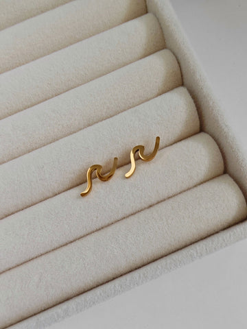 Wave Ohrstecker aus Edelstahl mit Wellen-Design, wasserfest und elegant