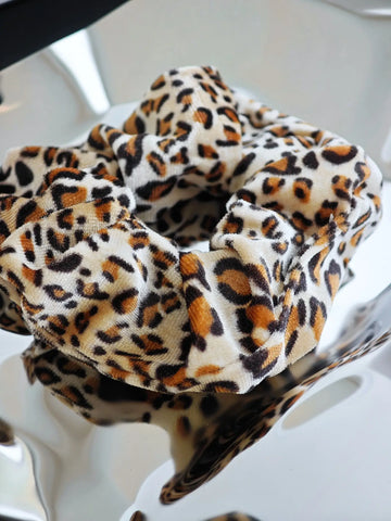 Weicher Samt Scrunchie mit wildem Leoparden Muster aus Polyester für Frauen von Lymaja Jewelry 