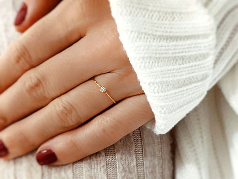 Zarter Zirkon Ring in gold mit einem kleinen Zirkon Stein und sehr dünnem Edelstahl von Lymaja Jewelry 