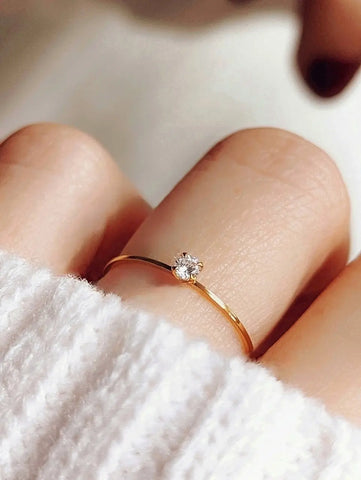 Zarter Zirkon Ring in gold mit einem kleinen Zirkon Stein und sehr dünnem Edelstahl von Lymaja Jewelry 