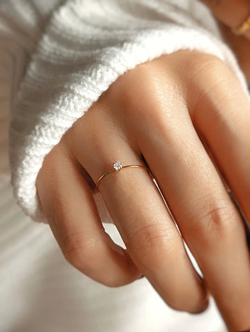 Zarter Zirkon Ring in gold mit einem kleinen Zirkon Stein und sehr dünnem Edelstahl von Lymaja Jewelry 