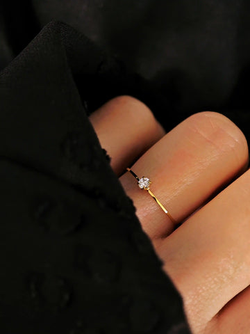 Zarter Zirkon Ring in gold mit einem kleinen Zirkon Stein und sehr dünnem Edelstahl von Lymaja Jewelry 