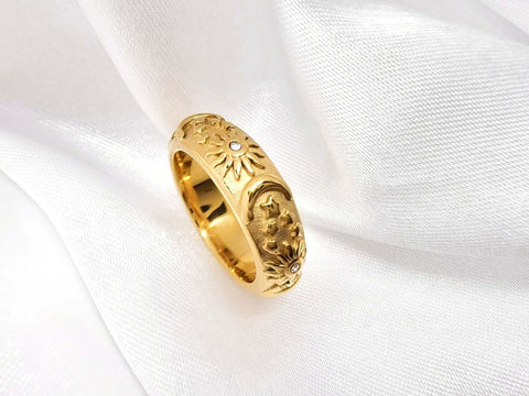 Akasha Ring mit Sonne Mond und Sterne Motiv mit kleinen Zirkon Steinen in gold aus Edelstahl - LYMAJA