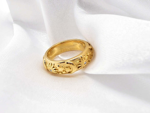 Akasha Ring mit Sonne Mond und Sterne Motiv mit kleinen Zirkon Steinen in gold aus Edelstahl - LYMAJA