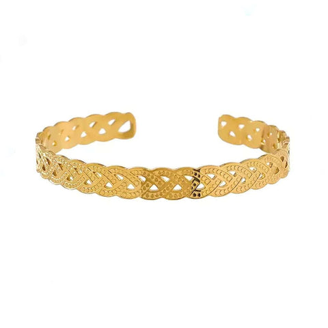 Geflochtener goldener Ayasha Armreif aus 18k vergoldetem Edelstahl mit filigranem Cut-Out-Muster im Infinity-Stil von LYMAJA