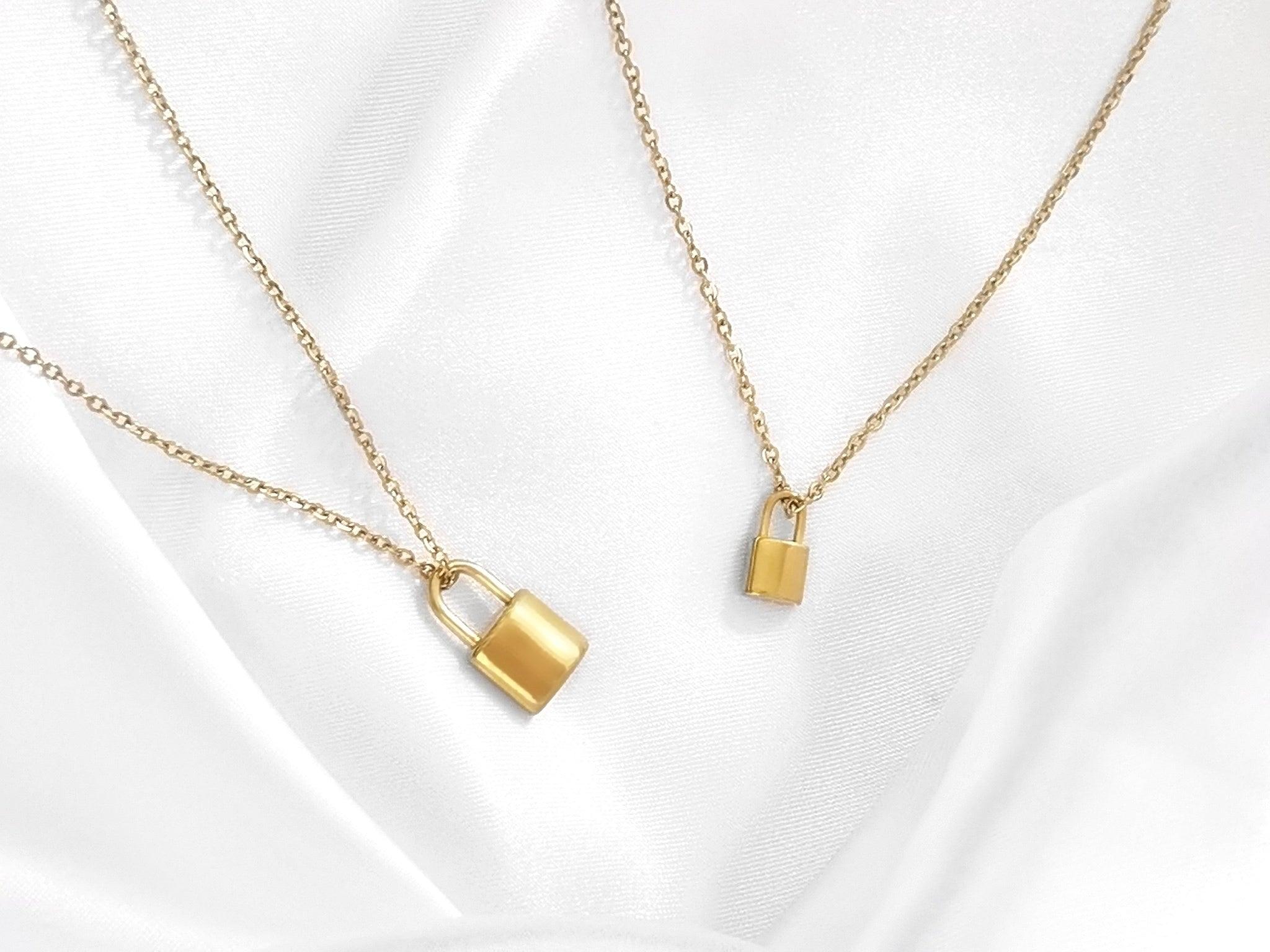 Goldene Liebesschloss Halskette aus 18k vergoldetem Edelstahl von LYMAJA mit einem filigranen Vorhängeschloss-Anhänger als Symbol für Liebe und Partnerschaft.